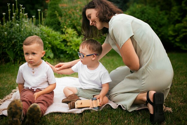 Voller Schuss Smiley-Mutter und Kinder