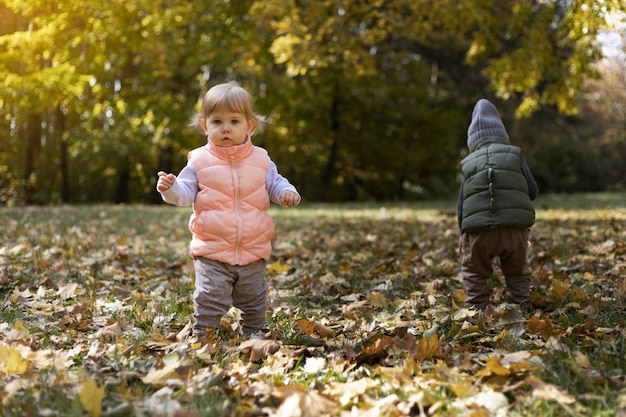 Voller Schuss süße Kinder, die draußen spielen