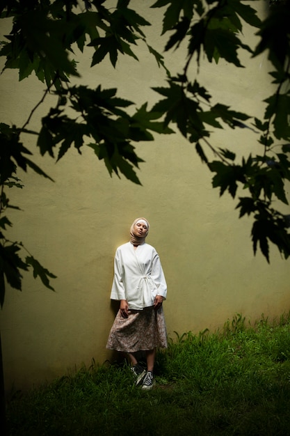 Voller Schuss trendige Frau posiert mit Hijab