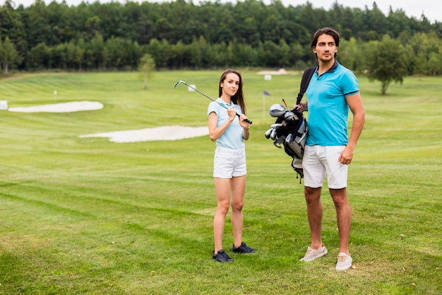 Voller Schuss von Golfspielern auf dem Feld