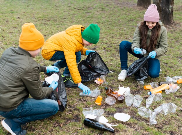 Voller Schuss von Kindern, die auf Boden recyceln