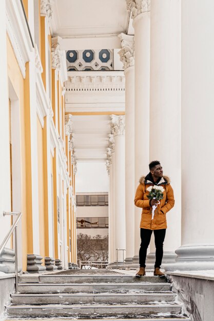 Voller Schussmann, der mit Blumen steht