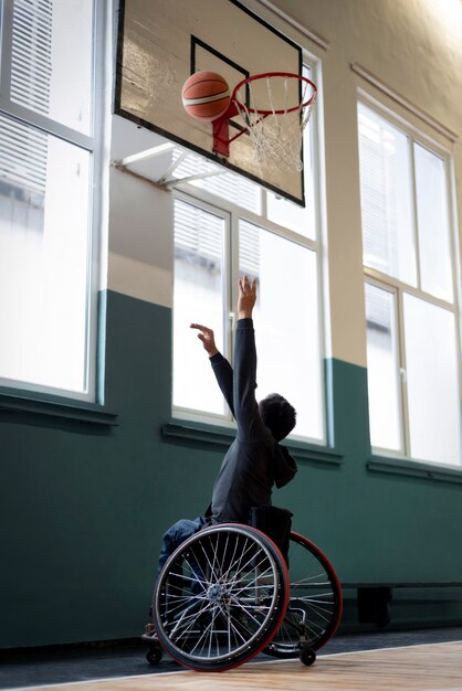 Voller Schussmann im Rollstuhl, der Basketball spielt