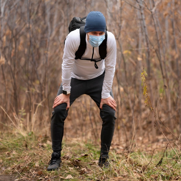 Kostenloses Foto voller schussmann mit gesichtsmaske im wald