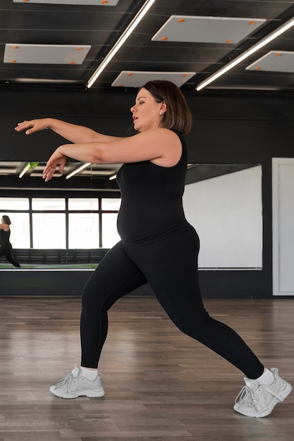 Volles Bild von einer Frau, die im Studio tanzt