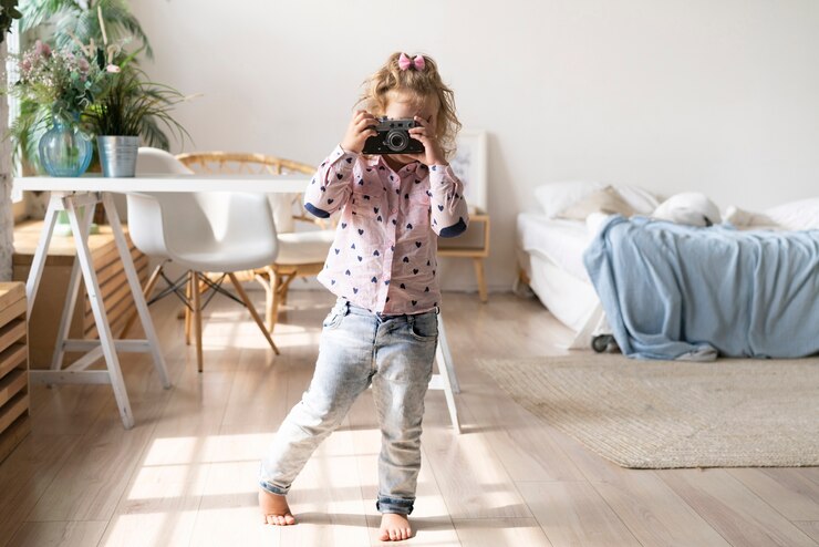 Kostenlose Foto volles schussmädchen, das fotos mit kamera macht