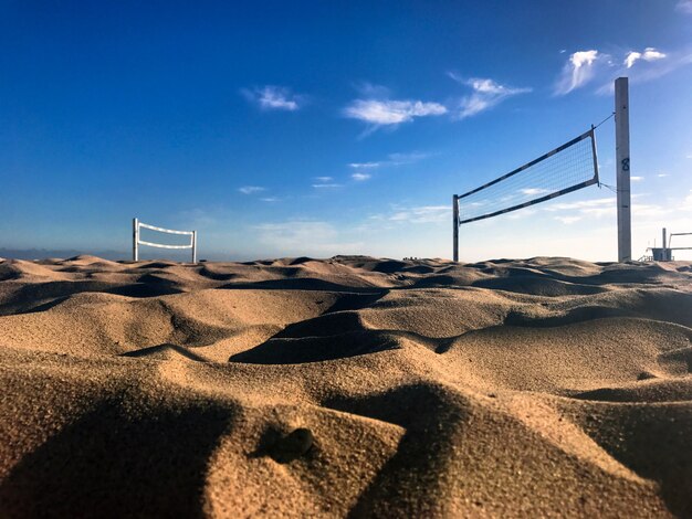 Volleyballnetz am Sandstrand an einem hellen sonnigen Tag