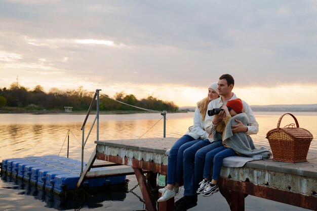 Vollfotografierte Familie, die auf einem Steg herumhängt