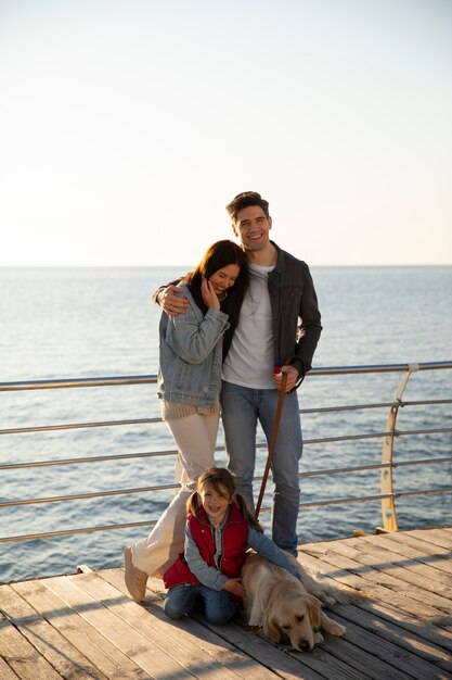 Vollfotografierte Familie, die auf einem Steg herumhängt