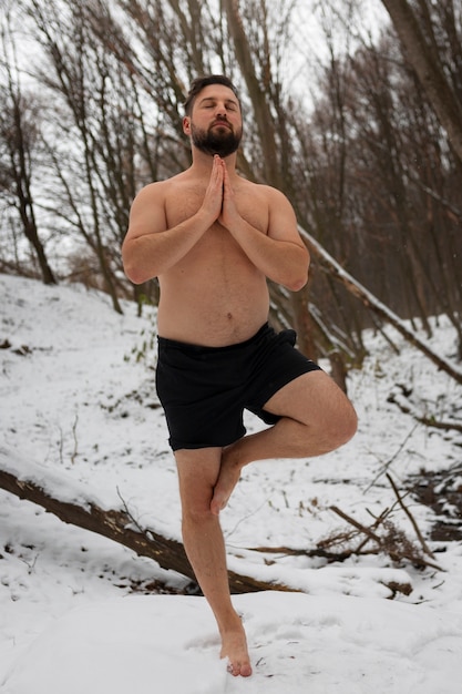 Vollgeschossener Mann erlebt Kälte-Exposition für das Wellness