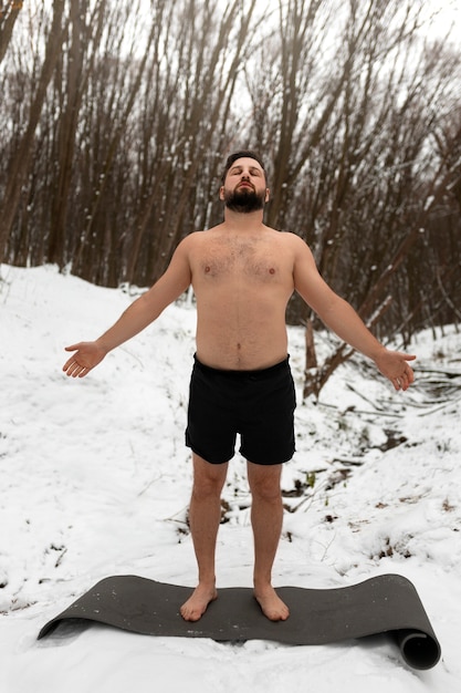 Vollgeschossener Mann erlebt Kälte-Exposition für das Wellness