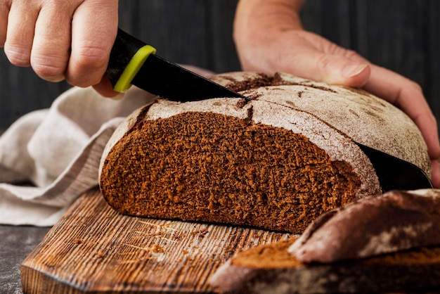 Vollkornbrot auf Vorderansicht des Schneidebretts