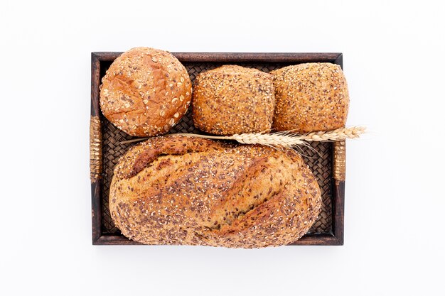 Vollkornbrot und kleine Brötchen auf einem Korb