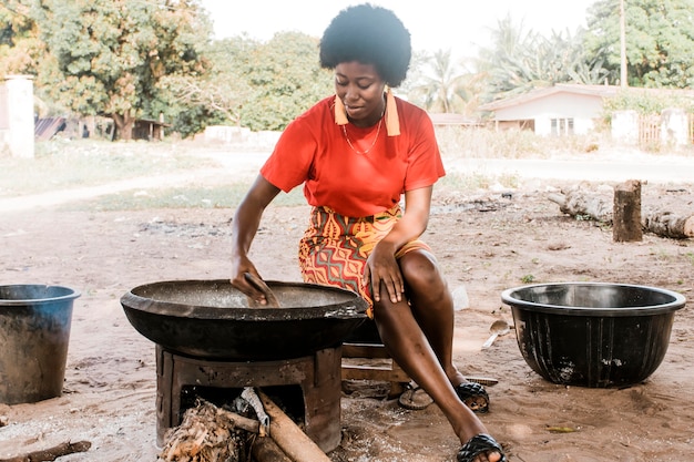 Vollschuss afrikanische Frau kochen