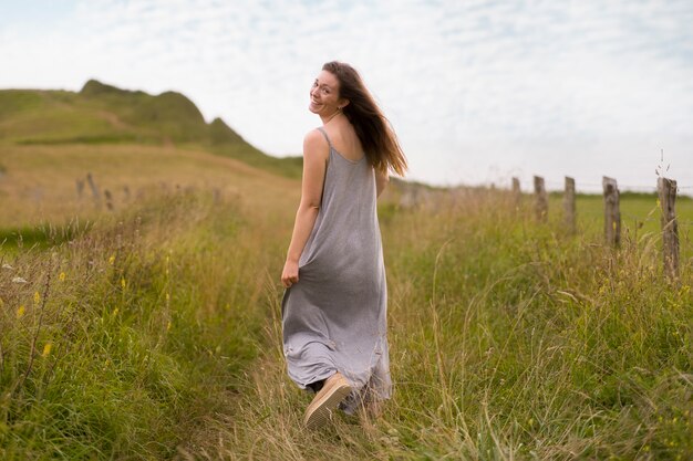 Vollschuss Frau, die in der Natur geht