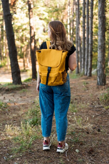 Vollschuss Frau mit Rucksack im Wald