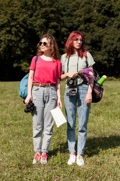 Vollschuss Frauen stehen auf dem Feld