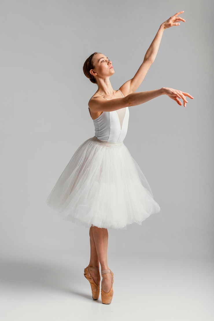 Kostenlose Foto vollschuss schöne frau, die ballett durchführt