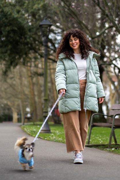 Kostenloses Foto vollschussfrau mit süßem chihuahua-hund