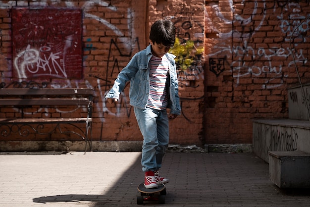 Vollschussjunge auf Skateboard