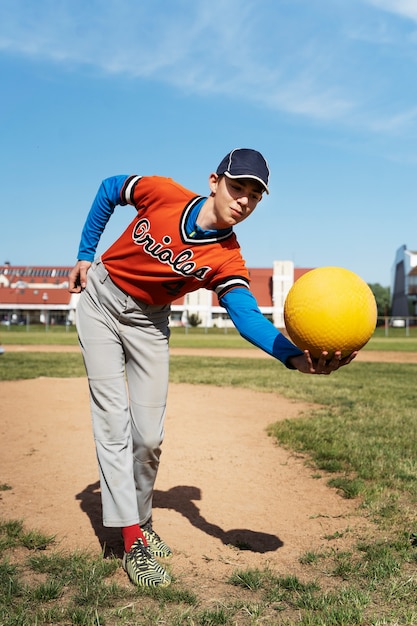 Vollschussjunge, der gelben Ball hält