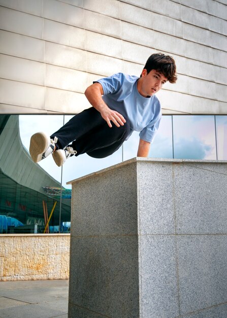 Kostenloses Foto vollschussjunge, der parkour tut