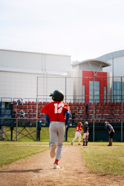 Vollschusskinder, die kickball auf dem feld spielen