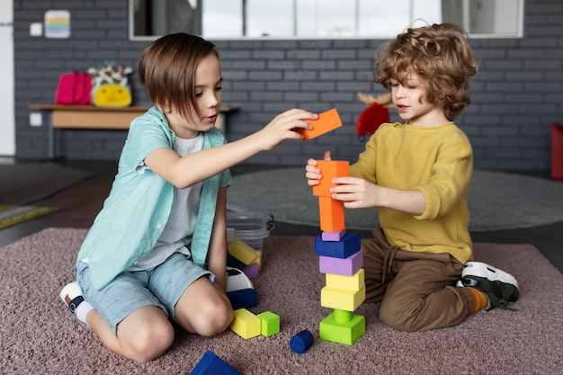 Vollschusskinder, die mit Holzspielzeug spielen