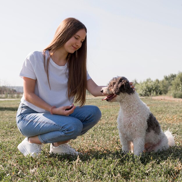 Vollschussmädchen mit entzückendem Hund