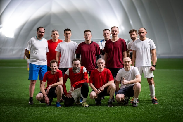 Vollschussmänner auf dem Fußballplatz