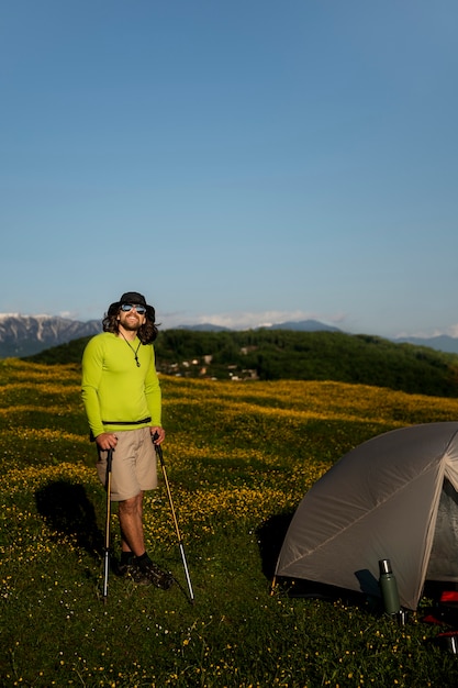 Kostenloses Foto vollschussmann, der am zelt steht