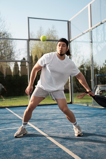 Vollschussmann, der draußen Paddle-Tennis spielt