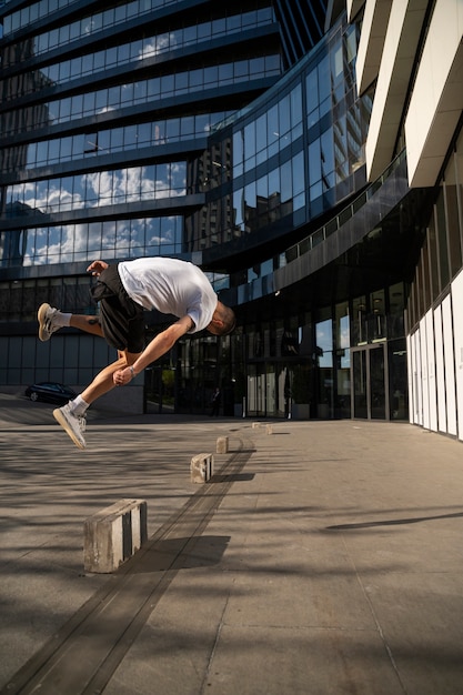 Kostenloses Foto vollschussmann, der draußen springt