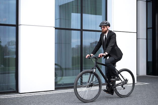 Vollschussmann, der mit dem Fahrrad zur Arbeit geht