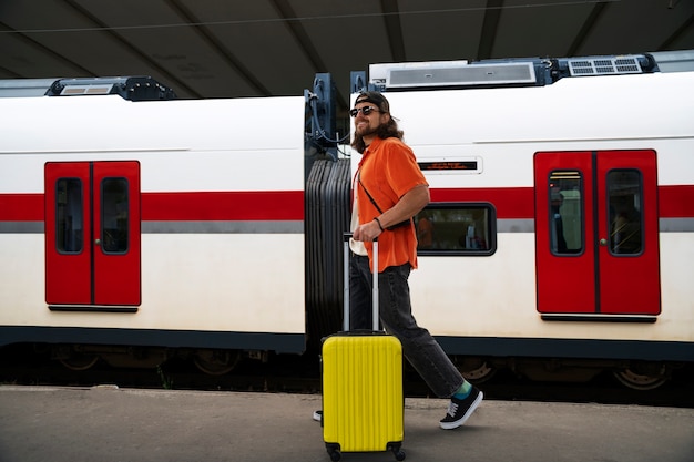 Kostenloses Foto vollschussmann, der mit gepäck reist