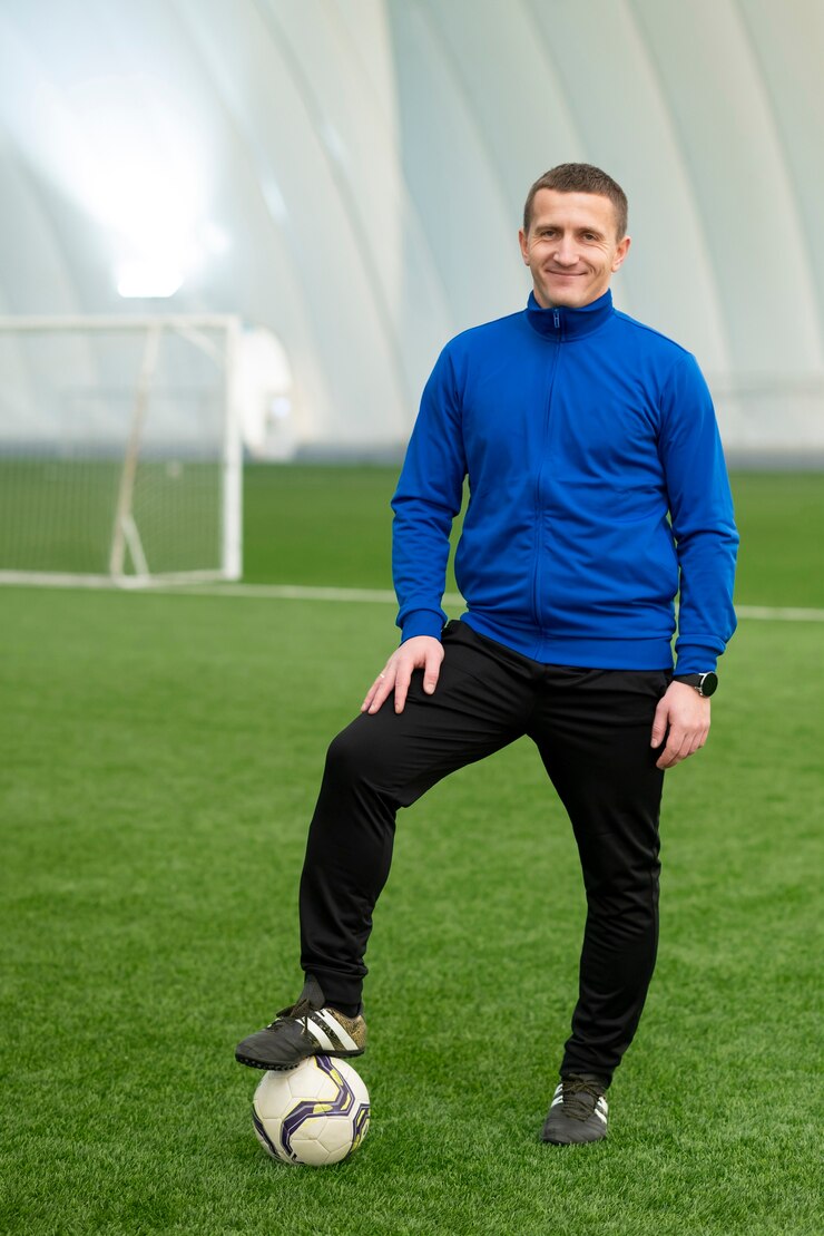 Kostenlose Foto vollschussmann mit fußball