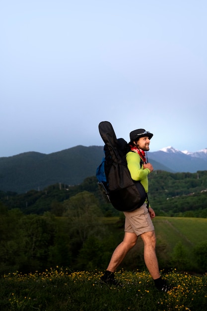 Kostenloses Foto vollschussmann mit großem rucksack