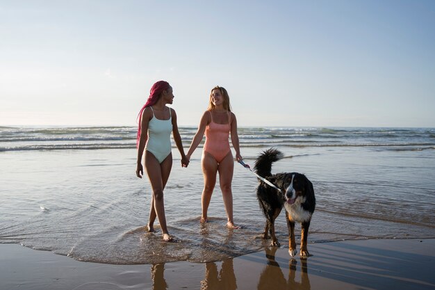 Vollschusspaar mit süßem Hund am Strand