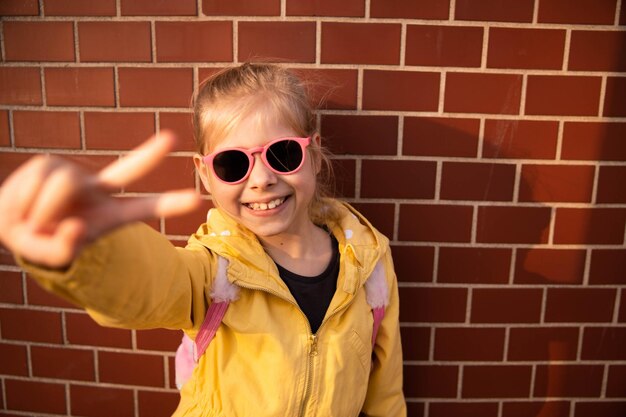 Vollständige Ansicht des jungen Mädchens mit Sonnenbrille, Blick in die Kamera