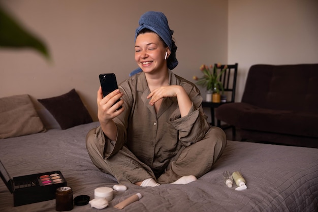 Vollständige Ansicht einer lächelnden Frau, die zu Hause ein Selfie macht