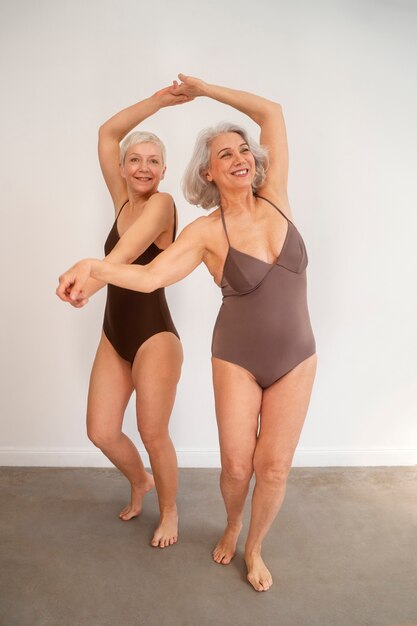 Vollständige Aufnahme älterer Frauen in Badeanzügen, die posieren