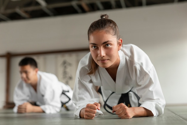 Vollständige Aufnahme asiatischer Menschen, die Taekwondo üben