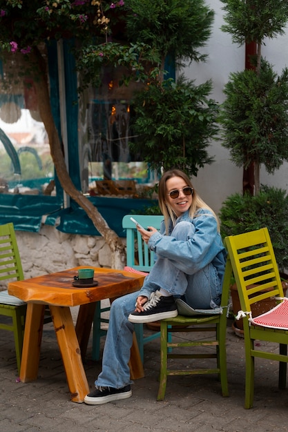 Vollständige Aufnahme einer Frau, die ein komplettes Denim-Outfit trägt