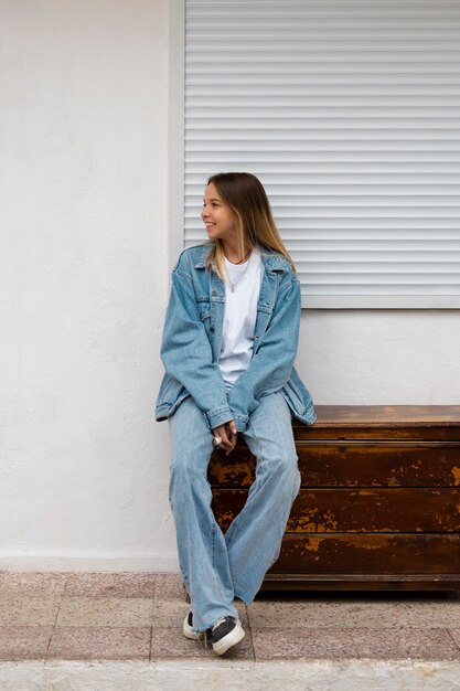 Vollständige Aufnahme einer Frau, die ein komplettes Denim-Outfit trägt