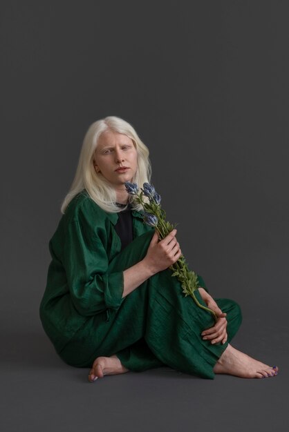 Vollständige Aufnahme einer Frau mit Albinismus, die im Studio posiert