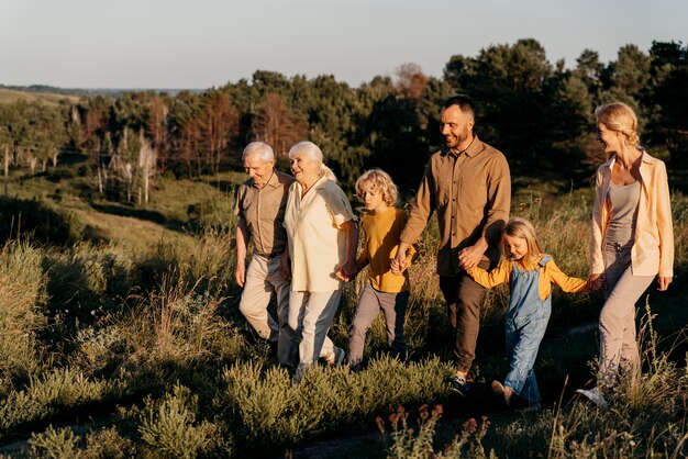 Vollständige Aufnahme glücklicher Familie in der Natur