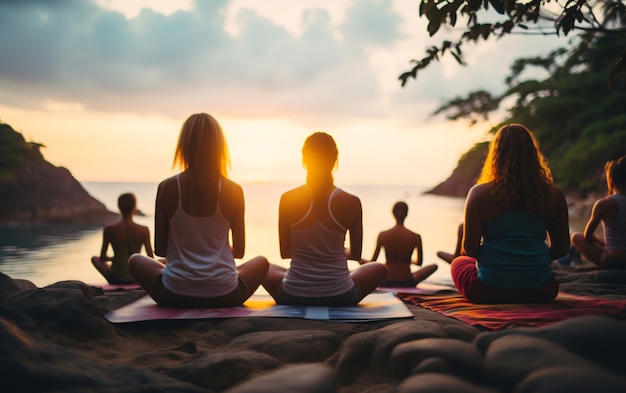 Vollständige Aufnahme von Menschen, die zusammen Yoga machen