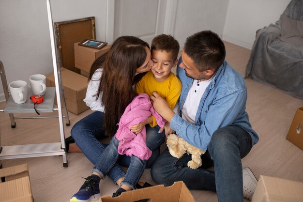 Vollständige Familie, die bereit ist, in ein neues Zuhause einzuziehen