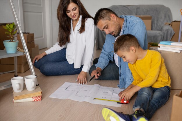 Vollständige Familie, die bereit ist, in ein neues Zuhause einzuziehen