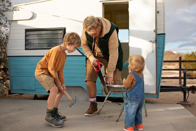 Vollständige Familie, die im Freien arbeitet